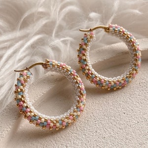 Brincos celestiais rosa como presente de Natal para filha Brincos de argola com miçangas douradas Brincos de argola com miçangas Brincos estéticos exclusivos feitos à mão