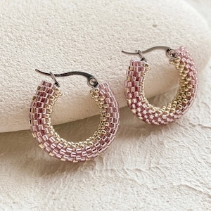 Pendientes de aro con cuentas de semillas de color rosa pálido Pendientes de aro con cuentas de plata Pendientes estéticos únicos hechos a mano como regalo de Navidad para maestros