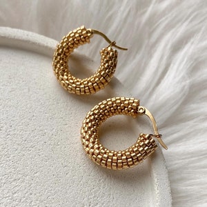 Pequeños pendientes de cuentas de semillas de oro, hechos a mano, mini aros bohemios con cuentas estéticas, lindo regalo de Navidad para novia