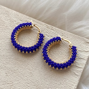Aros con cuentas de color azul marino enmarañados Aros con cuentas de semillas doradas Regalo listo para enviar para mamá
