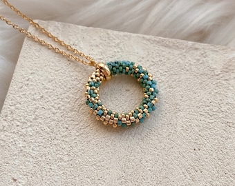 Collar con colgante de cuentas de semillas en tono turquesa degradado Colgante de cuentas redondas en dorado degradado Regalo listo para enviar por menos de 30 para mamá
