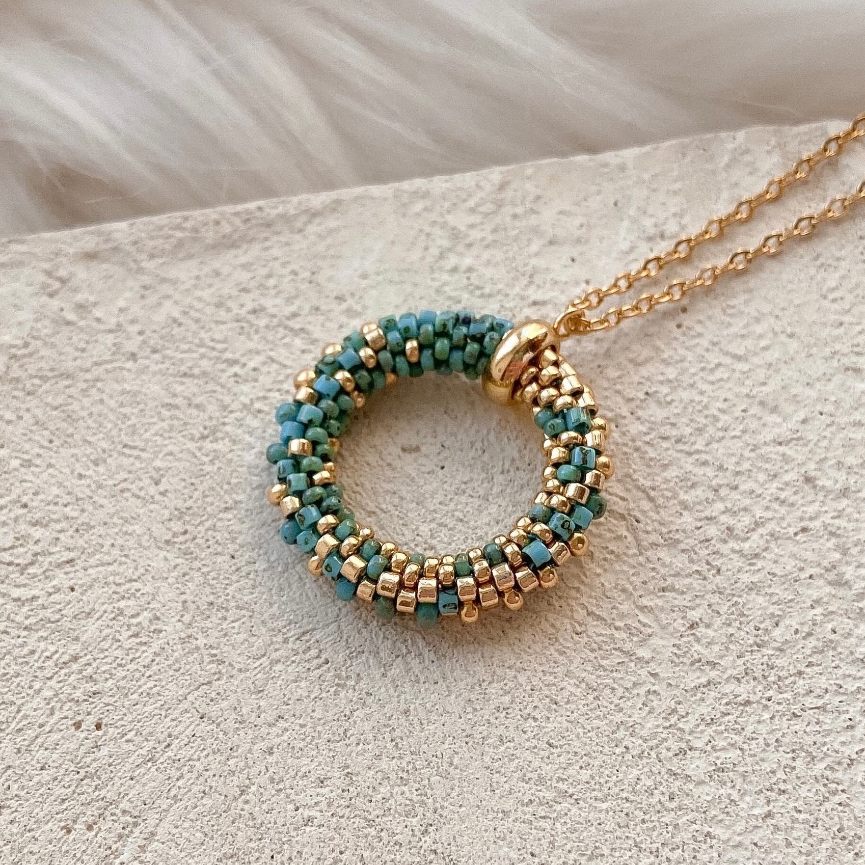 Colgante de collar de cuentas de semillas turquesas como regalo de Navidad para mejor amiga. Collar de cuentas ajustable con degradado dorado. Gargantilla de cuentas bohemia única hecha a mano.