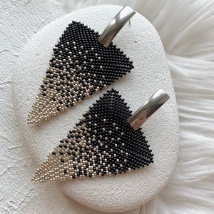 Brincos longos triangulares de miçangas pretas Brincos pendentes de contas prateadas ombré Brincos exclusivos feitos à mão para o Halloween Presente de aniversário para a mãe