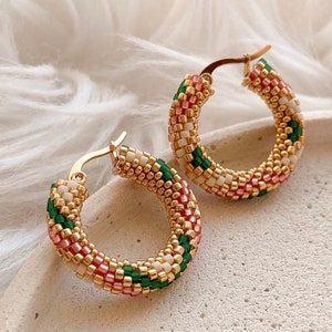 Aros de cuentas de doble cara Aros de cuentas de semillas doradas, beige, rosas y verdes Aros de aro huggie únicos hechos a mano Regalo de cumpleaños para mamá