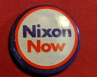 Épinglette Nixon Now originale de la campagne présidentielle 1972 vintage
