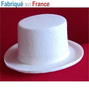 Peut inclure: Un chapeau haut de forme blanc avec un large bord. Le chapeau est en feutre et a une finition lisse.