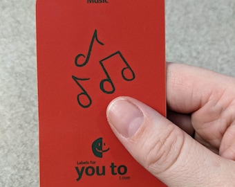 Achterkant: YOTO-compatibele stickerlabels (verhalen-geel, activiteiten-groen, muziek-rood)