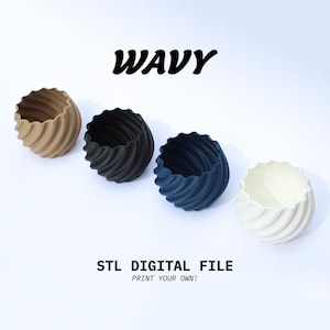 Puede incluir: Cuatro macetas onduladas impresas en 3D en diferentes colores: marrón, negro, azul y blanco. Archivo digital STL, ¡imprime el tuyo! Texto ondulado.