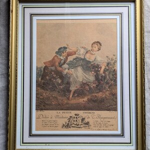 K&ouml;nnte beinhalten: Ein gerahmter Druck einer Vintage-Illustration, die eine Frau in einem wei&szlig;en Kleid und einen Mann in einer braunen Jacke zeigt. Die Frau h&auml;lt einen Blumenstrau&szlig; und der Mann greift nach ihr. Der Druck ist mit "La Petite Therese Dediee a Madame de Blanquefort." betitelt.