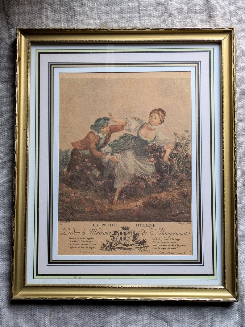 K&ouml;nnte beinhalten: Ein gerahmter Druck einer Vintage-Illustration, die eine Frau in einem wei&szlig;en Kleid und einen Mann in einer braunen Jacke zeigt. Die Frau h&auml;lt einen Blumenstrau&szlig; und der Mann greift nach ihr. Der Druck ist mit "La Petite Therese Dediee a Madame de Blanquefort." betitelt.