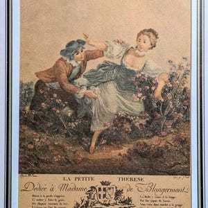 K&ouml;nnte beinhalten: Ein Vintage-Druck eines Gem&auml;ldes, das eine Frau in einem wei&szlig;en Kleid zeigt, die vor einem Mann in einer blauen Jacke davonl&auml;uft. Das Bild ist gerahmt und enth&auml;lt franz&ouml;sischen Text, der "La Petite Therese de Blangermont" lautet.