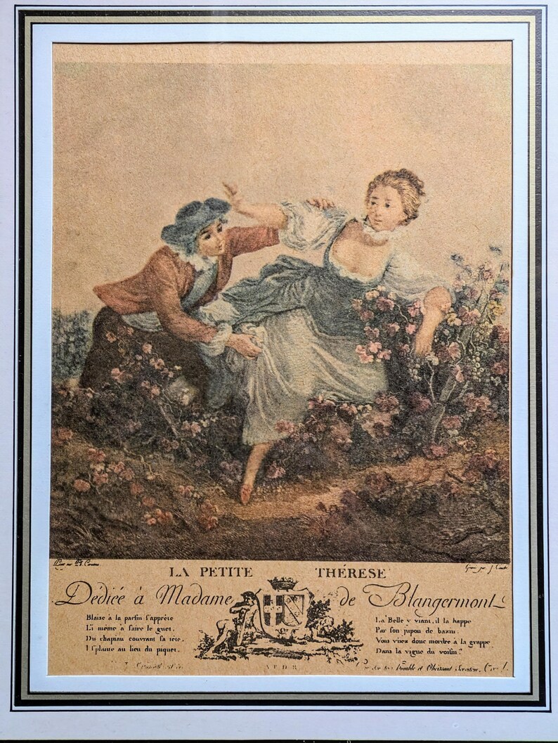 K&ouml;nnte beinhalten: Ein Vintage-Druck eines Gem&auml;ldes, das eine Frau in einem wei&szlig;en Kleid zeigt, die vor einem Mann in einer blauen Jacke davonl&auml;uft. Das Bild ist gerahmt und enth&auml;lt franz&ouml;sischen Text, der "La Petite Therese de Blangermont" lautet.