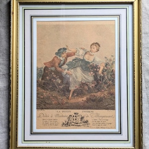 K&ouml;nnte beinhalten: Ein gerahmter Druck einer Vintage-Illustration, die ein Paar in einer Gartenlandschaft zeigt. Die Frau tr&auml;gt ein wei&szlig;es Kleid und der Mann eine braune Jacke und einen Hut. Der Druck ist mit "La Petite Therese Dedie a Madame de Blangermont" betitelt.