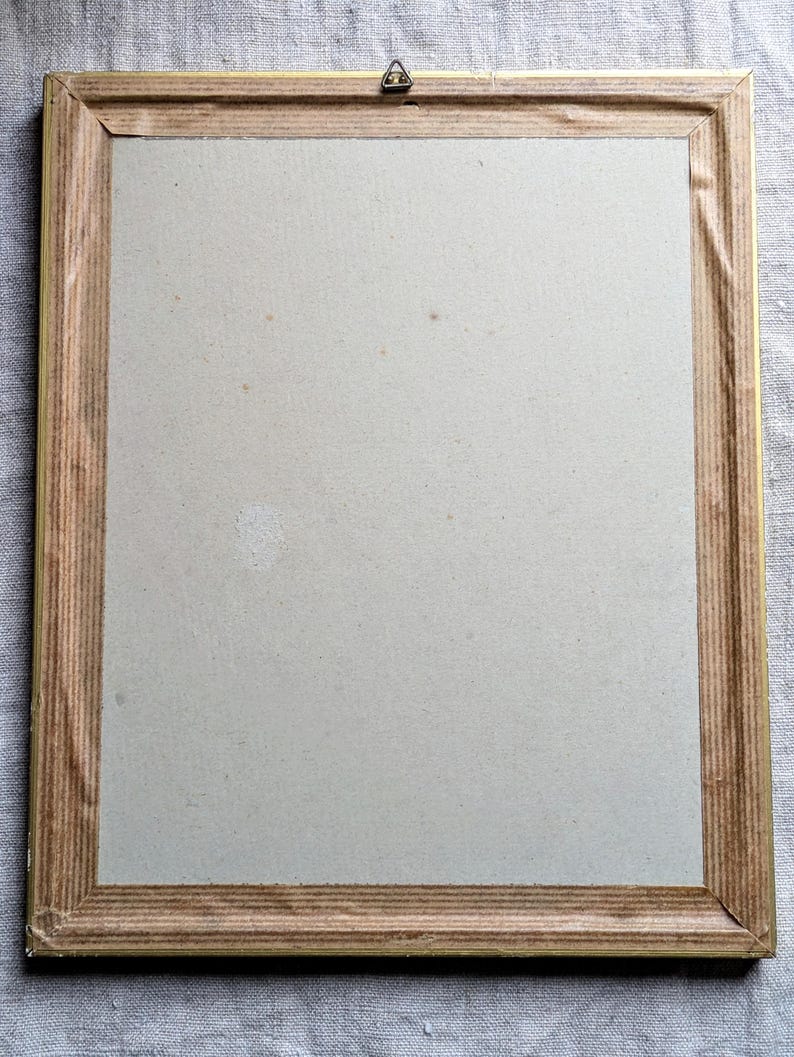 K&ouml;nnte beinhalten: Ein einfacher Holzbildrahmen mit goldener Verzierung. Der Rahmen ist leer und bereit, ein Foto oder ein Kunstwerk zu pr&auml;sentieren.