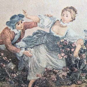 K&ouml;nnte beinhalten: Eine Vintage-Illustration eines Paares in einer romantischen Szene. Die Frau tr&auml;gt ein wei&szlig;es Kleid mit einem blauen Band und der Mann tr&auml;gt eine braune Jacke und einen blauen Hut. Sie stehen auf einem Feld voller Blumen.