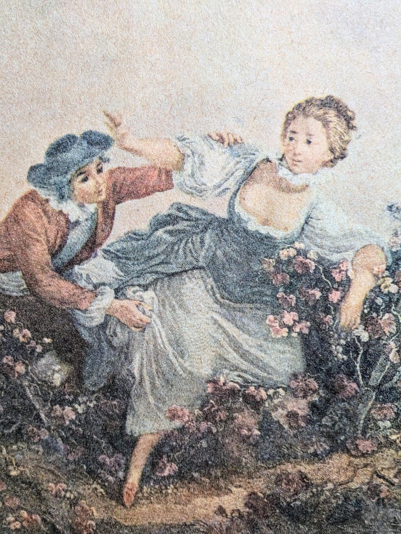 K&ouml;nnte beinhalten: Eine Vintage-Illustration eines Paares in einer romantischen Szene. Die Frau tr&auml;gt ein wei&szlig;es Kleid mit einem blauen Band und der Mann tr&auml;gt eine braune Jacke und einen blauen Hut. Sie stehen auf einem Feld voller Blumen.