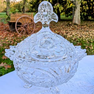 Bonbonnière Tripode en Cristal – Élégance et Histoire