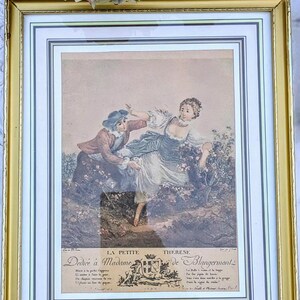 K&ouml;nnte beinhalten: Ein gerahmter Druck einer Vintage-Illustration, die eine Frau in einem wei&szlig;en Kleid und einen Mann in einer braunen Jacke zeigt. Die Frau h&auml;lt einen Blumenstrau&szlig; und der Mann streckt ihr die Hand entgegen. Der Druck ist mit "La Petite Therese Dediee a Madame de Blangormont" betitelt.