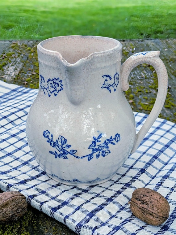 Antike kobaltblaue Milchkanne aus Saint-Uze – Steingutkrug mit floralem Dekor – Irdenware, um 1900 – Vintage-Sahnekännchen oder kleine Vase
