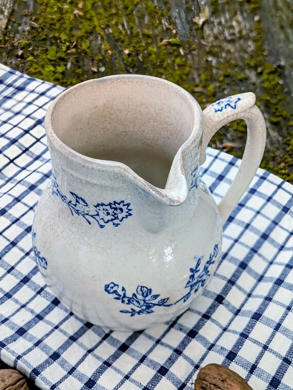 Antike kobaltblaue Milchkanne aus Saint-Uze – Steingutkrug mit floralem Dekor – Irdenware, um 1900 – Vintage-Sahnekännchen oder kleine Vase