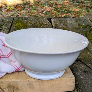 Kleine weiße Porzellan-Salatschüssel mit Fuß – Pillivuyt-Schüssel – Ländlicher Stil und schlichte Eleganz