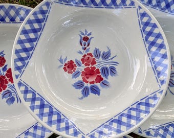 6 piatti fondi K&G Lunéville, modello Henri - anni '30 - decorazione a quadri blu e fiori granata - stoviglie vintage in stile country chic