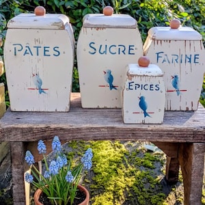 Set aus 4 Vintage-Gewürzdosen aus Holz im Shabby-Chic-Stil: Zucker, Mehl, Nudeln, blauer Vogel, frühes 20. Jahrhundert, handgefertigt, Landhausdekor