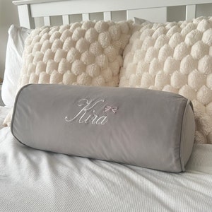 Personalisierte Name Bolster Kissen, Velour Plüsch Nackenrolle, Schlafzimmer Kissen, Samt handgemachte Baby-Geschenk, Kinder Schlafzimmer Dekor