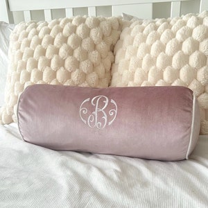 Handgefertigtes weiches rosa Velour-Kissen - personalisierte Initiale - Luxus-Bettkissen - Namenskissen - elegantes Wohndekor-Geschenk