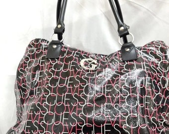 Sac à main porté épaule stylé de la marque Guess