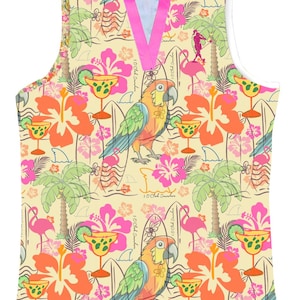 Pode incluir: Uma camisa sem mangas com uma estampa tropical que apresenta papagaios, palmeiras, flores de hibisco, pranchas de surf e coquetéis. A camisa tem um colar em V rosa e o texto "100% Old Skool" é repetido em toda a estampa.