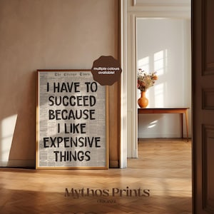 Puede incluir: Un cartel enmarcado con el texto "I HAVE TO SUCCEED BECAUSE I LIKE EXPENSIVE THINGS" en letras negras en negrita. El fondo es una impresión de periódico. El marco es de color marrón claro. El cartel es de Mythos Prints.