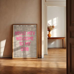 Stampa Hello MTV, Welcome to My Crib - Poster tipografico, stampa di giornale retrò, arte murale rosa alla moda, arte murale estetica, download immediato