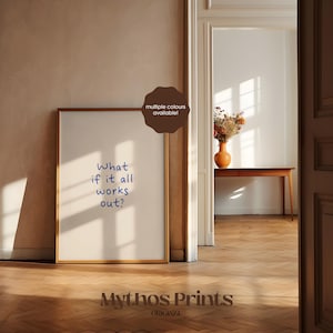 Puede incluir: Una impresión artística enmarcada con el texto "What if it all works out?" en azul. La impresión está en un marco dorado y se exhibe en una habitación con suelo de parquet. La marca "Mythos Prints" está en la parte inferior.