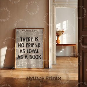 Puede incluir: Un cartel enmarcado con el texto "THERE IS NO FRIEND AS LOYAL AS A BOOK" en letras negras en negrita. El cartel está sobre un fondo de periódico vintage. El cartel está en una habitación con suelos de madera y una puerta.
