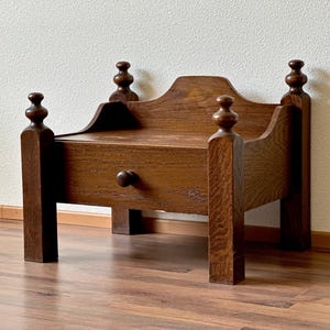 1 de 2 Mesitas de noche esculturales de roble francés vintage, al estilo de Charles Dudouyt (de un par)