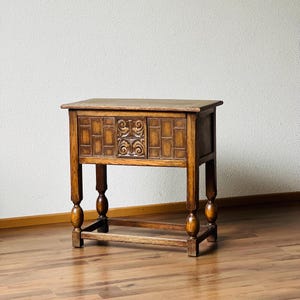Antiker handgeschnitzter, kunstvoll verzierter Edwardianischer Klappschrank, Beistelltisch oder Schrank, Brutalistischer Eckschrank aus geschnitztem Eichenholz, 1880er Jahre
