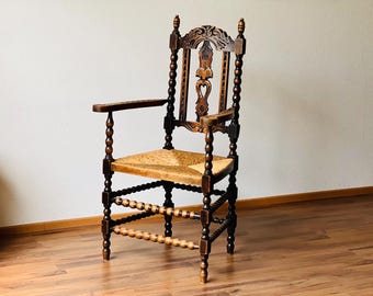 Sillón antiguo rústico de campo con asiento de junco tallado a mano | Años 20 | Estilo rústico de casa de campo inglesa