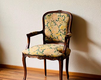Sillón francés del siglo XIX, estilo Luis XVI, con tapicería de tapiz floral.