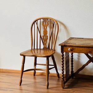 Set of 4 antique carved back spindle dining chairs, farmhouse bow back Windsor chair