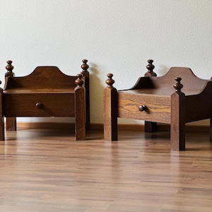 1 de 2 Mesitas de noche esculturales de roble francés vintage, al estilo de Charles Dudouyt (de un par)