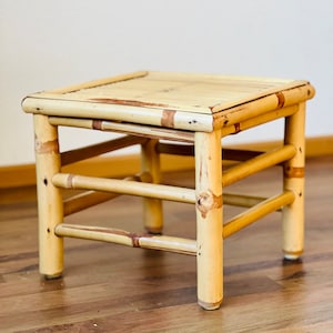 Puede incluir: Un letrero de madera rústica con el texto "Welcome to our porch" en letras blancas. El letrero presenta un acabado envejecido y un diseño simple y acogedor, ideal para la decoración exterior.