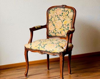 Sillón francés del siglo XIX, estilo Luis XVI, con tapicería de tapiz floral.