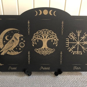 Support, planche, plateau tirage cartes tarot ou oracle en bois peint en noir et gravé Yggdrasil, vegvisir, corbeau, mythologie nordique