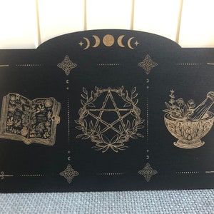 Support, planche, plateau tirage cartes tarot ou oracle en bois peint en noir et gravé, livre, pentacle et pilon et mortier