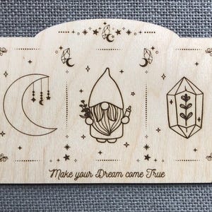Support, planche, plateau tirage cartes tarot ou oracle en bois gravé, Lune, Nain, Cristal et branches