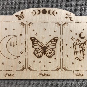 Support, planche, plateau tirage cartes tarot ou oracle en bois gravé, Lune, Papillon, cristal