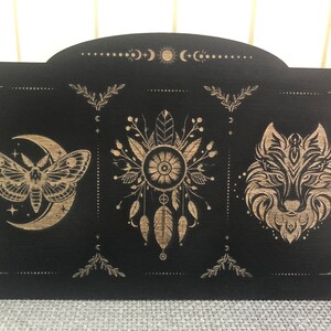 Support, planche, plateau tirage cartes tarot ou oracle en bois peint en noir et gravé, Papillon de nuit et lune, Attrape reve floral, Loup