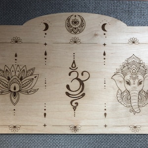 Support, planche, plateau tirage cartes tarot ou oracle en bois gravé motif Ganesh, fleur de Lotus et OM
