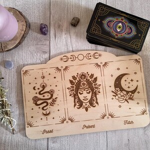 Support, planche, plateau tirage cartes tarot ou oracle en bois gravé motif Serpent, Déesse, Lune et fleurs, tirage à trois cartes